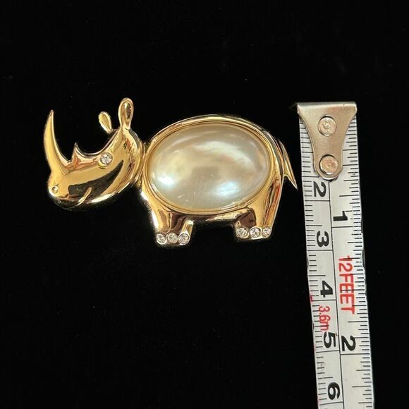 Vintage Agatha Rhinoceros Rhino Goldtone and Faux Pearl Belly Brooch 1x2” - Picture 4 of 6